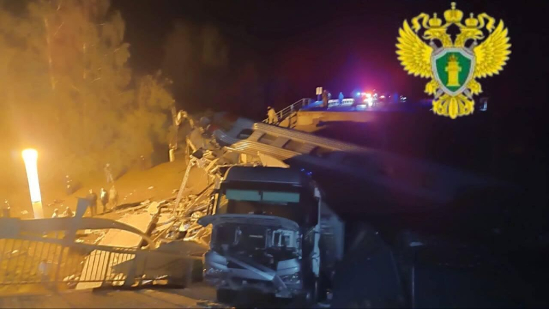 Число пострадавших при обрушении моста на поезд выросло вдвое