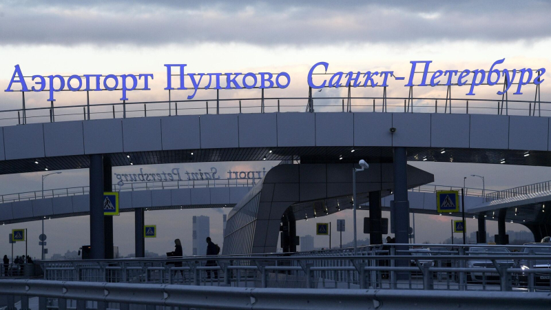 Самолет, вылетевший в Баку, аварийно сел в Пулково и выкатился за ВПП