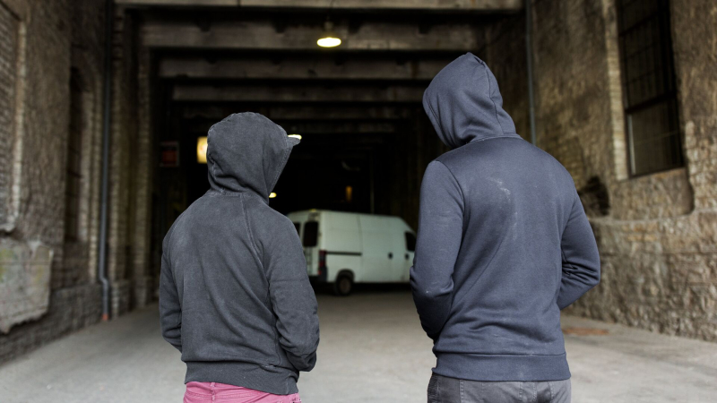 "Угрожал ножом". Почему мигранта-подростка оправдали в деле об убийстве