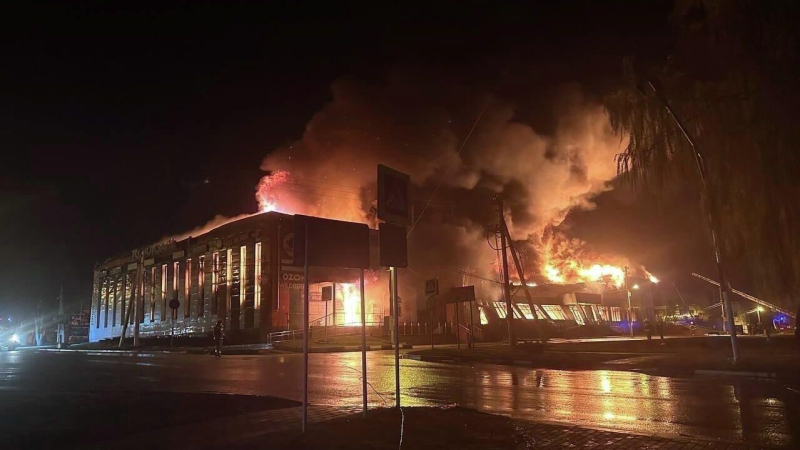 В Белгородской области после атаки ВСУ сгорел ТЦ, пострадали два человека