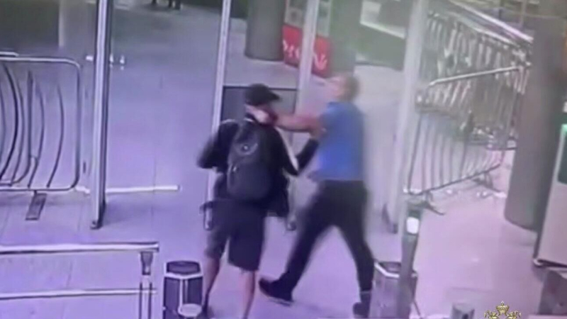 В Москве мужчина с ножом напал на полицейских