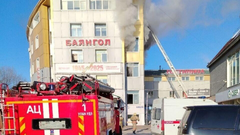 В Улан-Удэ загорелся торговый центр, пострадали пять человек