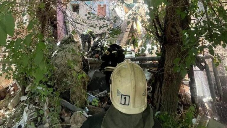 В Астрахани обрушилась часть подъезда жилого дома