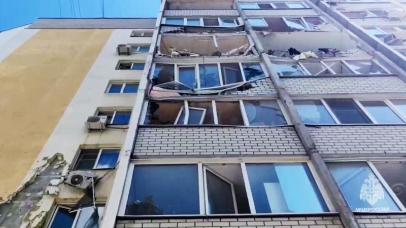 В Астрахани обрушилась часть подъезда жилого дома