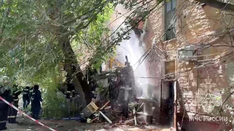 В Астрахани обрушилась часть подъезда жилого дома