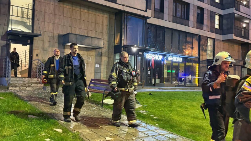 В Красногорске БПЛА врезался в многоэтажку, начался пожар