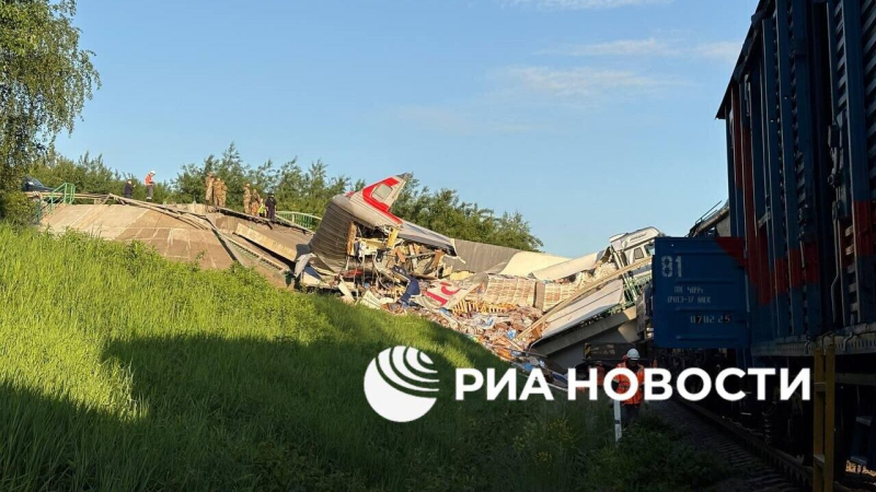Вагон поезда оказался раздавлен обрушившимся в Брянской области мостом